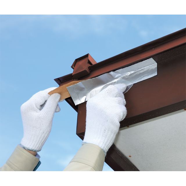 優れた防水性をもち、屋根や雨どいの補修に優れる。